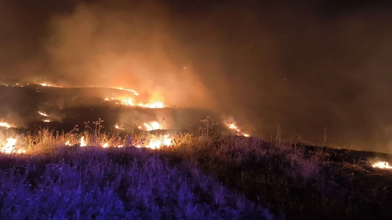 Siirt'te havalimanı yanına yıldırım düştü! Yangına müdahale ediliyor