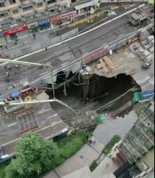 Şoke eden görüntü! Çin'de yol çöktü, 2 metrelik çukur oluştu! - 1. Resim