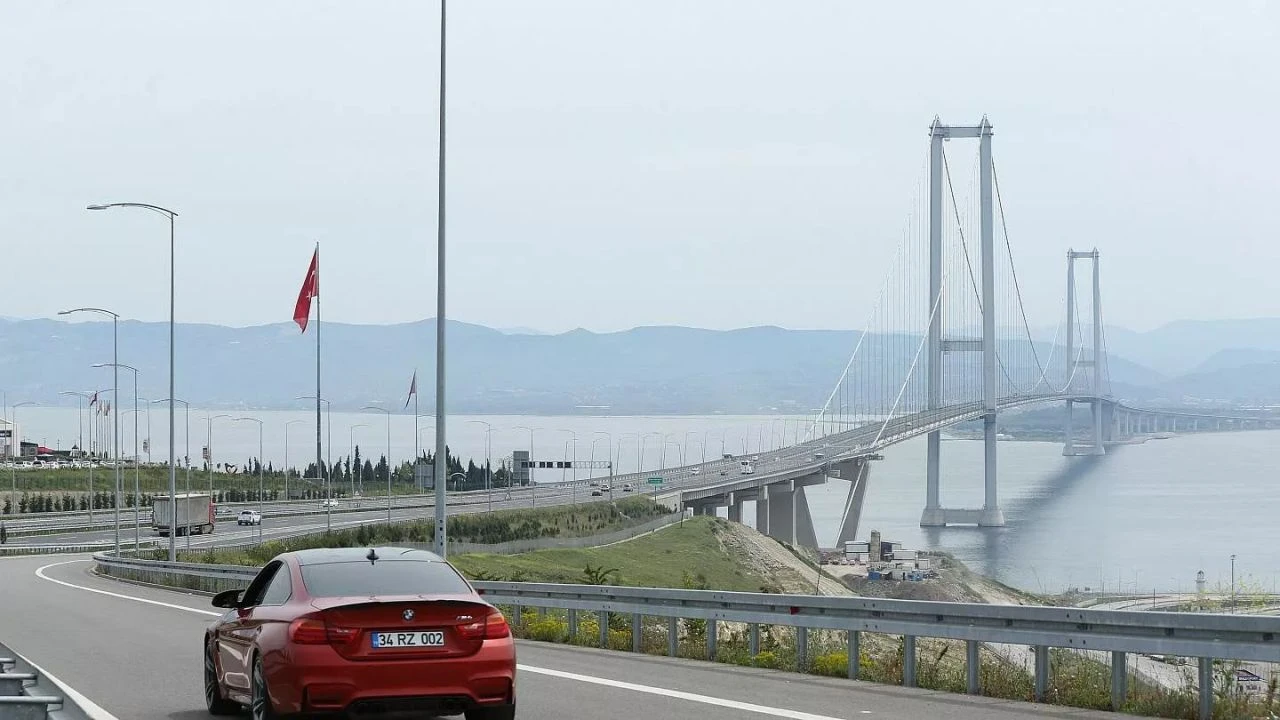 Bayram tatilinde köprü ve otoyollarda rekor araç geçişi!