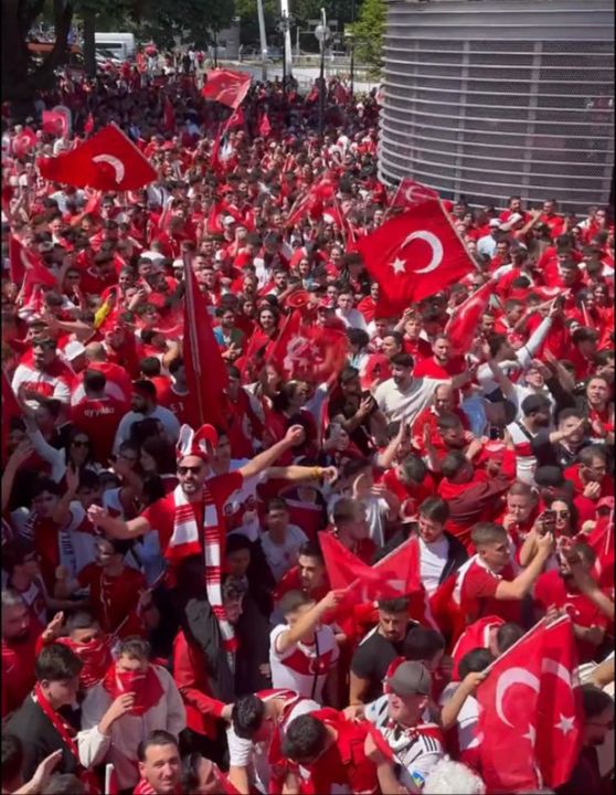 Heyecan dorukta! Türkiye-Portekiz maçı öncesi Dortmund'da yer gök kırmızı beyaz - 3. Resim