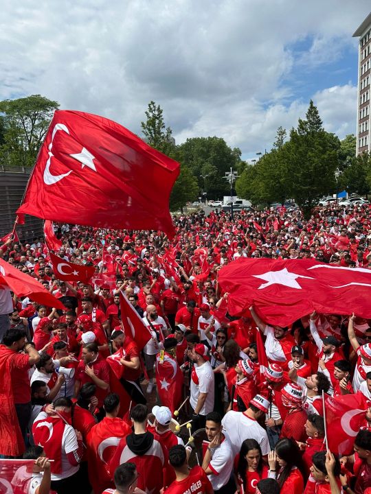 Heyecan dorukta! Türkiye-Portekiz maçı öncesi Dortmund'da yer gök kırmızı beyaz - 1. Resim