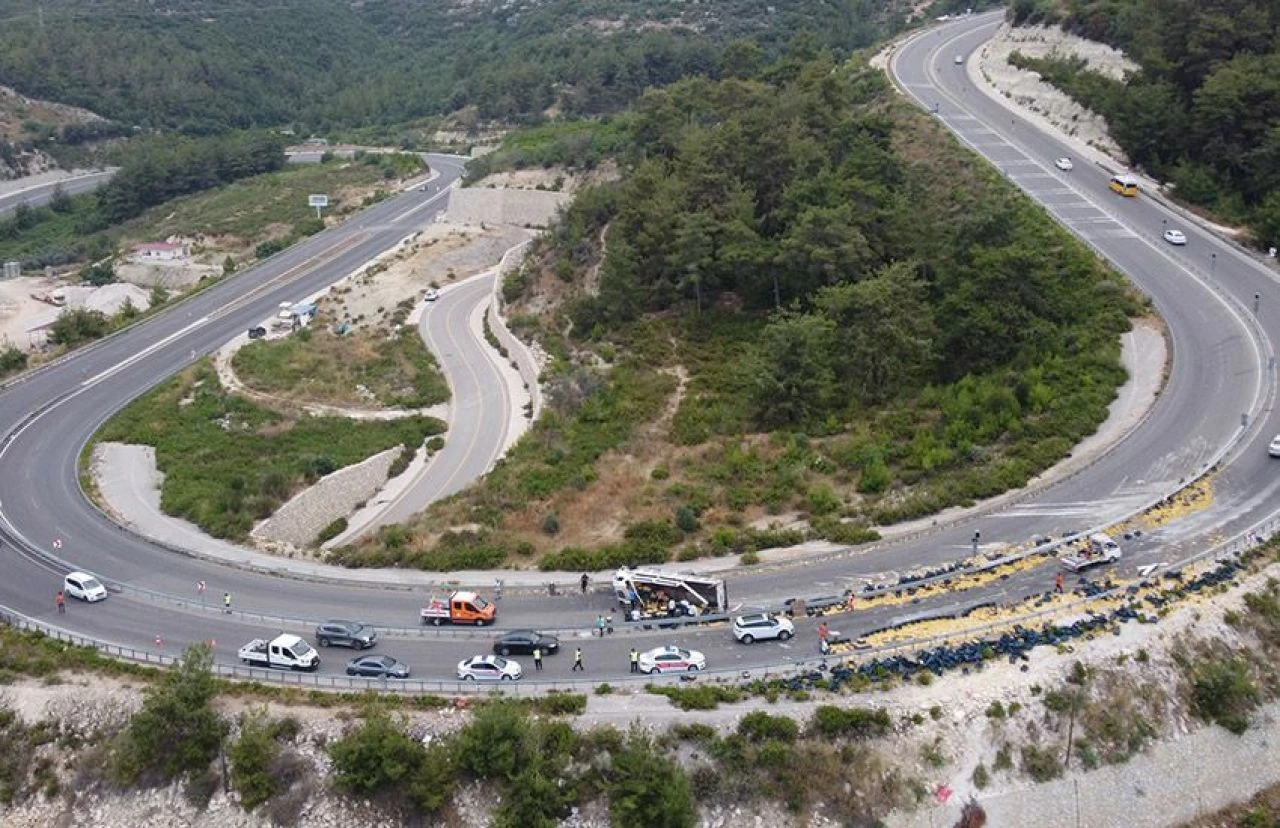 Kamyon devrildi, yol limonla kaplandı: 6 yaralı