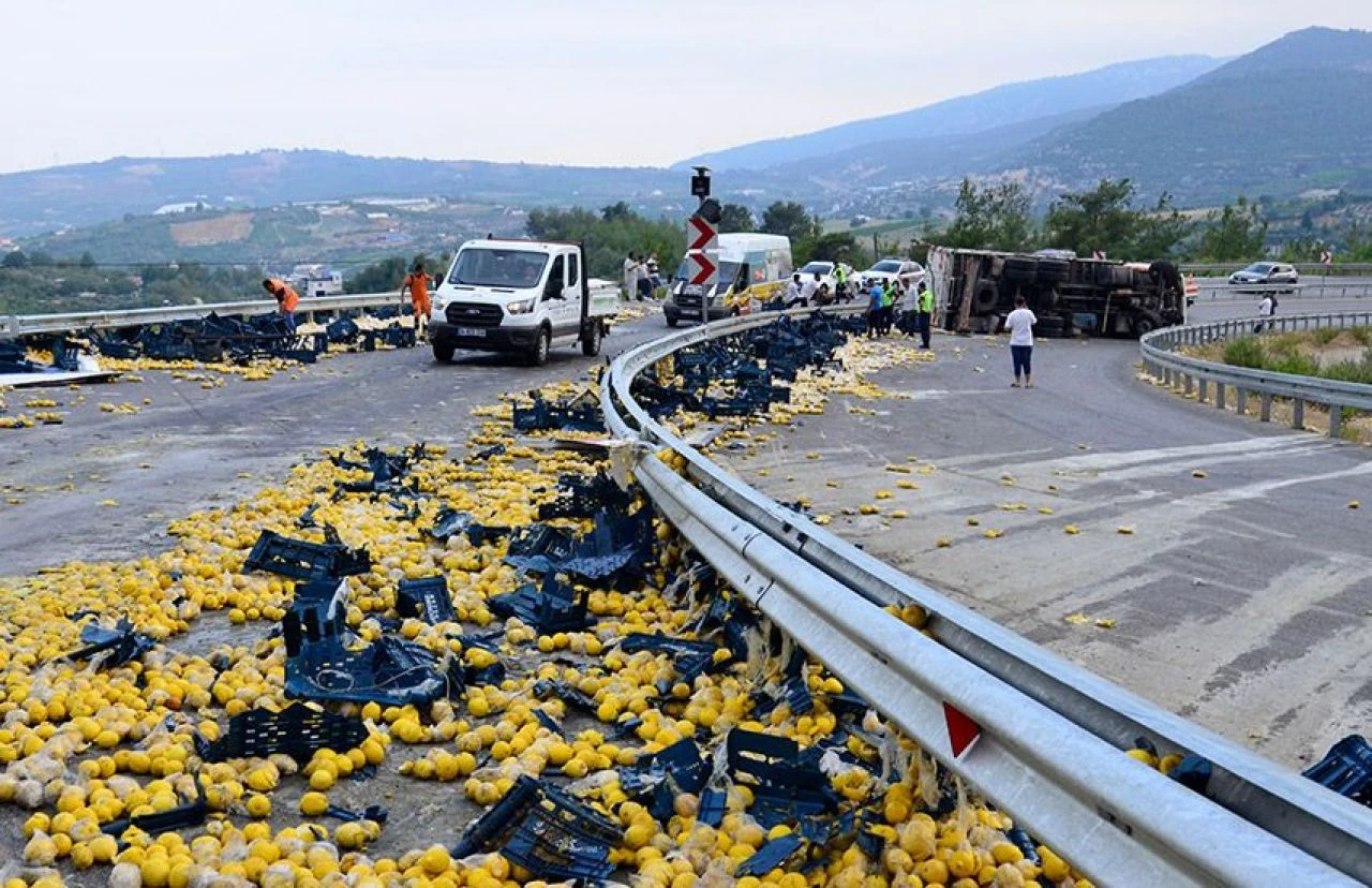 Kamyon devrildi, yol limonla kaplandı: 6 yaralı