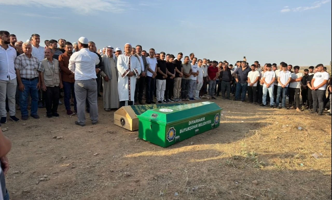 Mardin'deki anız yangını faciasında ölen 8 kişi toprağa verildi - 2. Resim