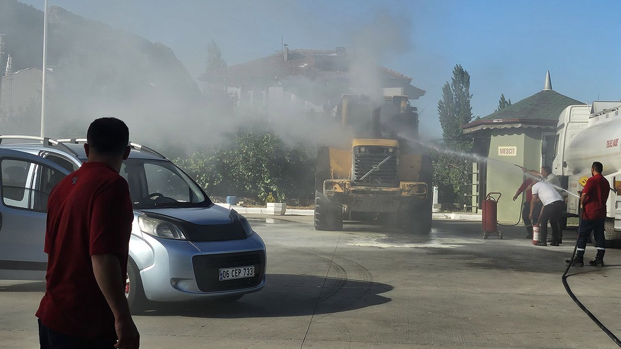 Petrol istasyonunda kepçe alev aldı, felaketten dönüldü