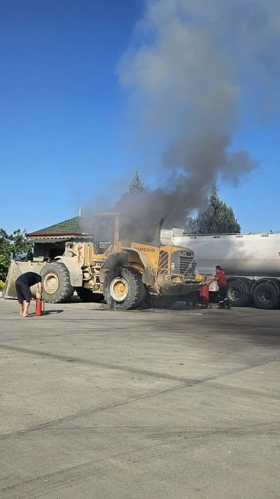 Petrol istasyonunda kepçe alev aldı, felaketten dönüldü - 1. Resim