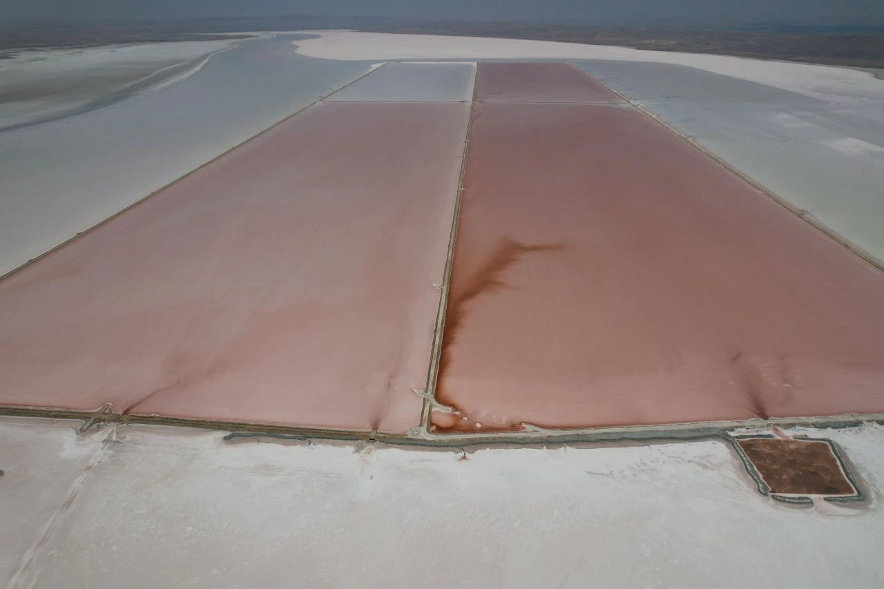 Tuz Gölü'nde şaşkına çeviren manzara!