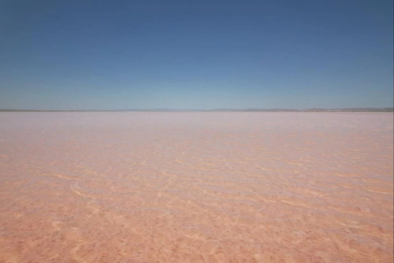 Tuz Gölü'nde şaşkına çeviren manzara!
