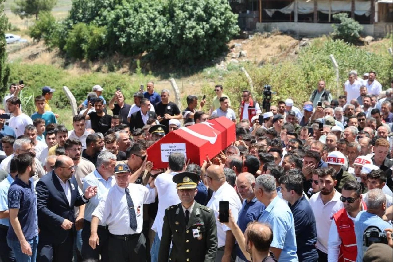 Vasiyeti yürekleri dağlamıştı! Kahraman şehide acı veda - 2. Resim