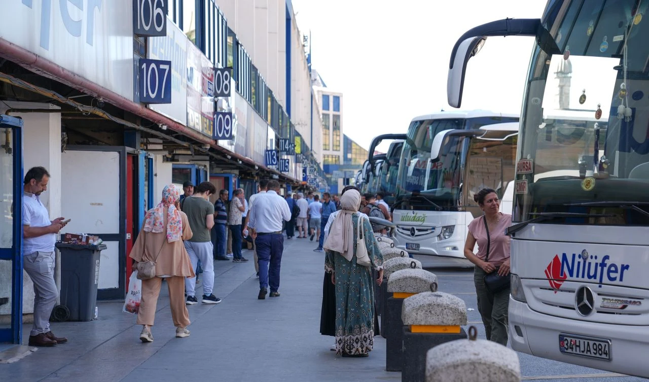 Büyük İstanbul Otogarı tıklım tıklım! Tatilcilerin dönüşüyle doldu taştı