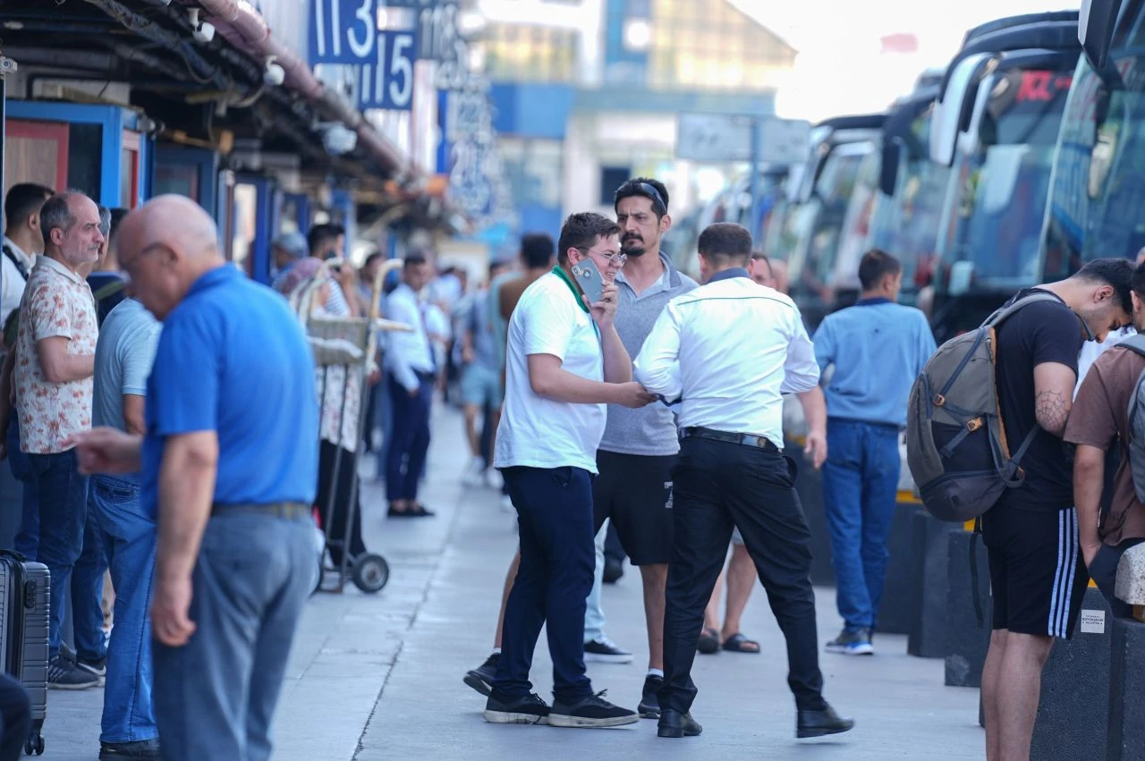 Büyük İstanbul Otogarı tıklım tıklım! Tatilcilerin dönüşüyle doldu taştı
