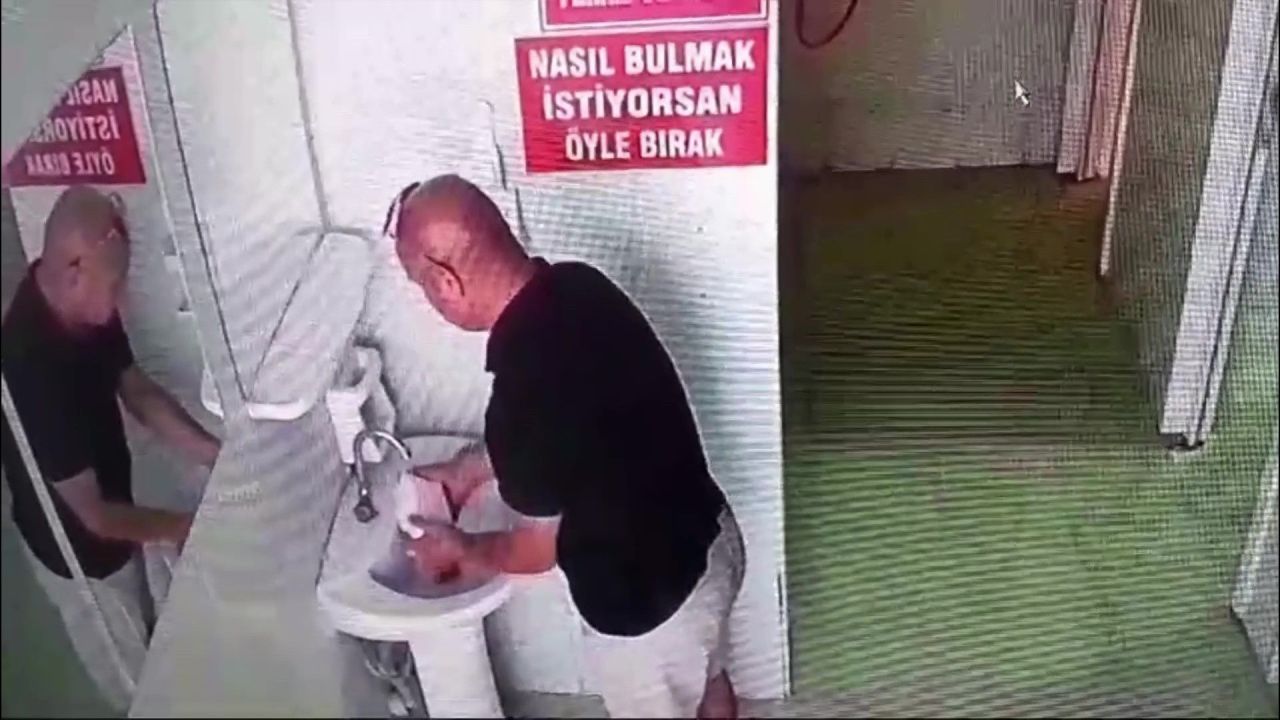 'Pes' dedirten hırsızlık! Cami tuvaletindeki sabunluğu çaldı - 1. Resim