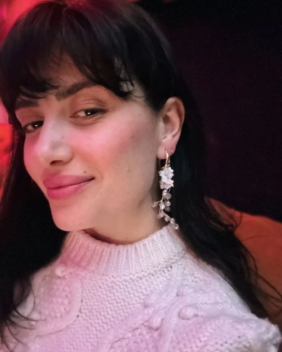 Şevkat Yerimdar Tezene karakterini Pelin Orhuner oynuyor