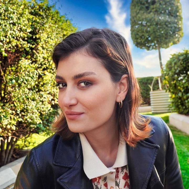 Şevkat Yerimdar Tezene karakterini Pelin Orhuner oynuyor