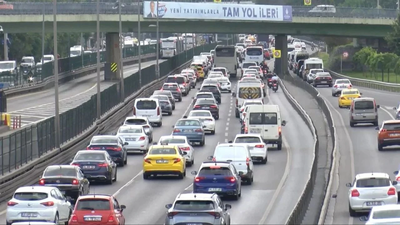 Bayram tatili bitti İstanbul trafiği eski haline döndü! Yoğunluk yüzde 70'lere çıktı - 1. Resim