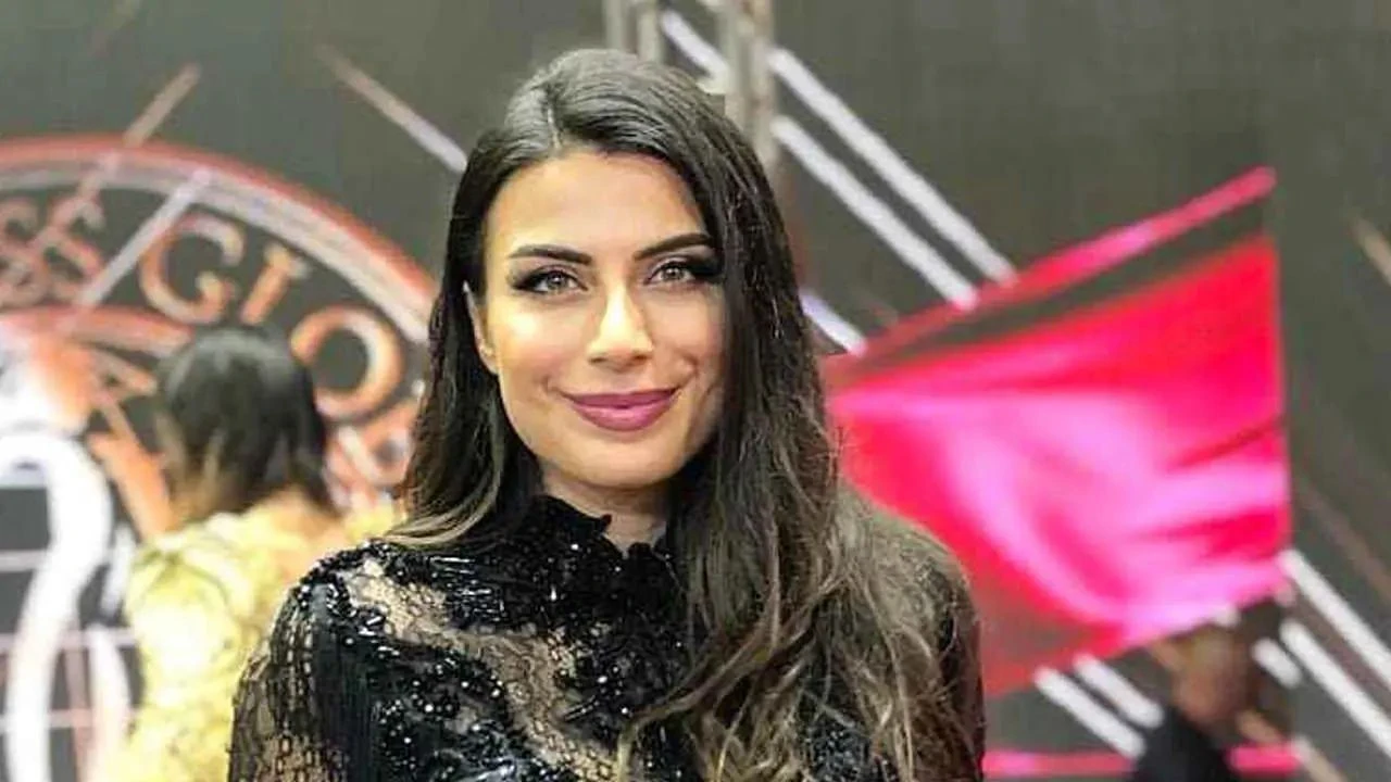 Çarkıfelek programının sunuculuğunu Duygu Çakmak yapıyor