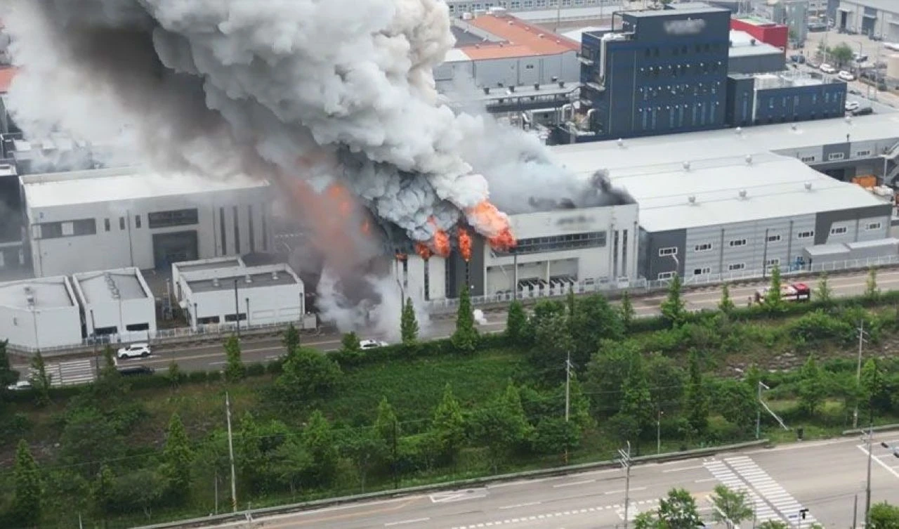 Fabrikada 35 binden fazla pil patladı, yangın çıktı: Ölü ve yaralılar var - 1. Resim