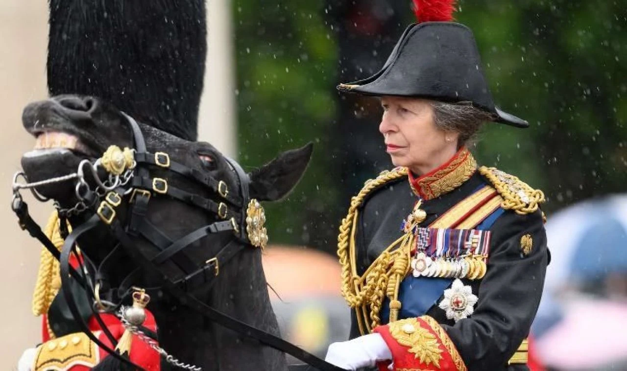 İngiltere Kralı Charles'ın kız kardeşi Prenses Anne kaza geçirdi!