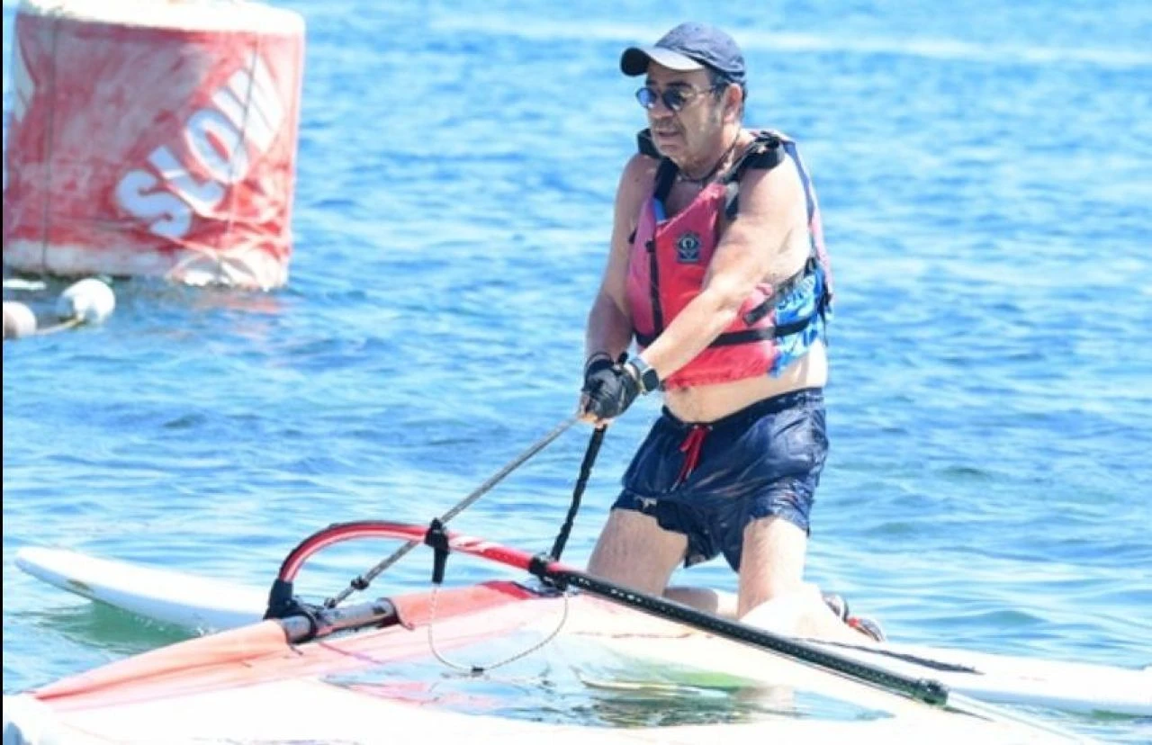 Selçuk Yöntem sahilde paniğe neden oldu! İmdadına bot yetişti - 1. Resim