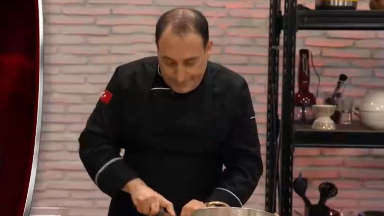 Stüdyoya türkü söyleyerek giren Masterchef Mehmet Yıldırım&#039;a şefler de eşlik etti