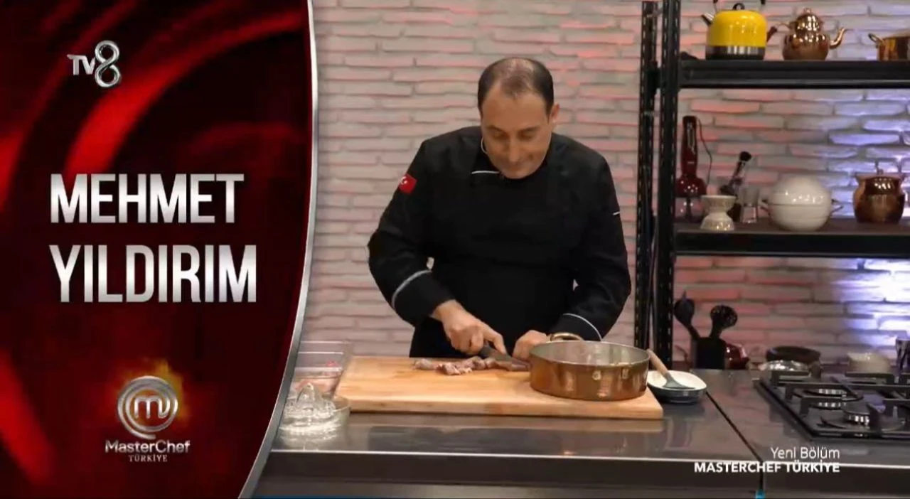 Stüdyoya türkü söyleyerek giren Masterchef Mehmet Yıldırım'a şefler de eşlik etti