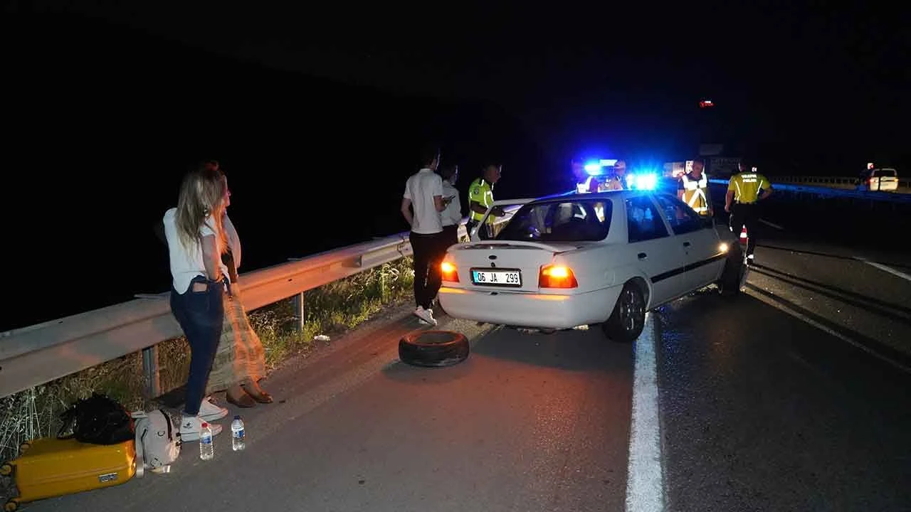 Tekeri kopan otomobil bariyere çarptı: 4 kişilik aile yara almadan kurtuldu