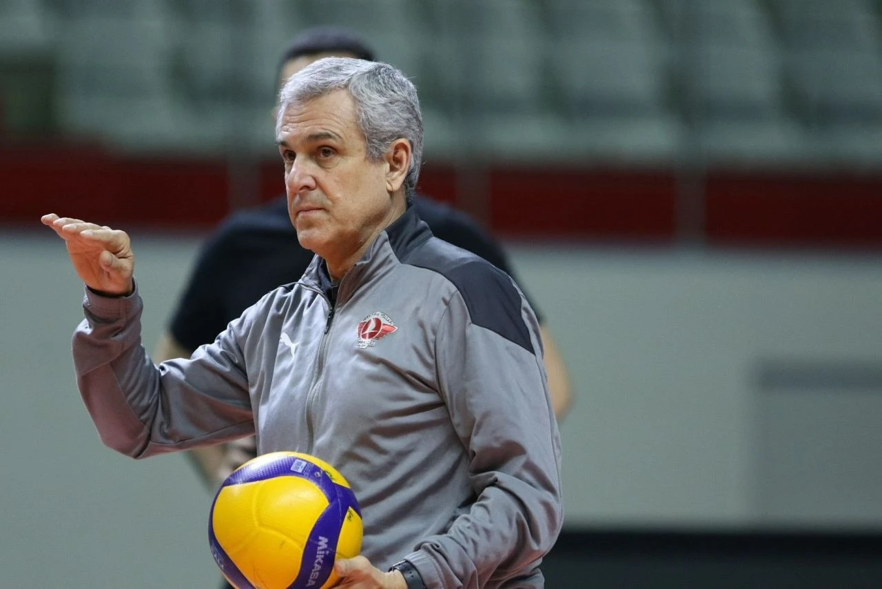 Türk Hava Yolları voleybol takımı başantrenör Ze Roberto ile 1 yıl sözleşme uzattı