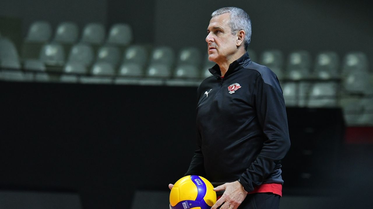 Türk Hava Yolları voleybol takımı başantrenör Ze Roberto ile 1 yıl sözleşme uzattı