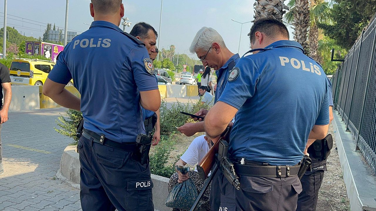 Antalya Adliyesi önüne tüfekle geldi, polis müdahale etti