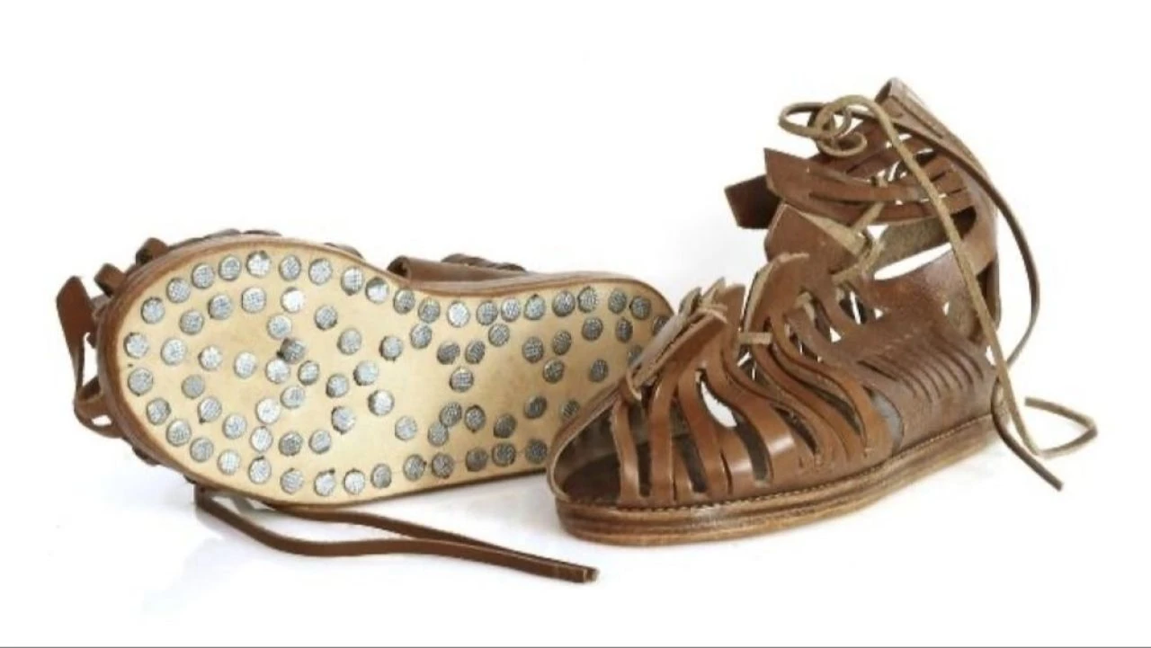 Arkeolojik kazılarda keşfedilen 12 antik ayakkabı! 6 bin yıldan eski çimen sandaleti hâlâ sağlam - 1. Resim