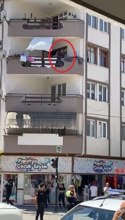 Gemlik'te balkonda harakiri dehşeti: Önce ağabeyini bıçakladı - 1. Resim