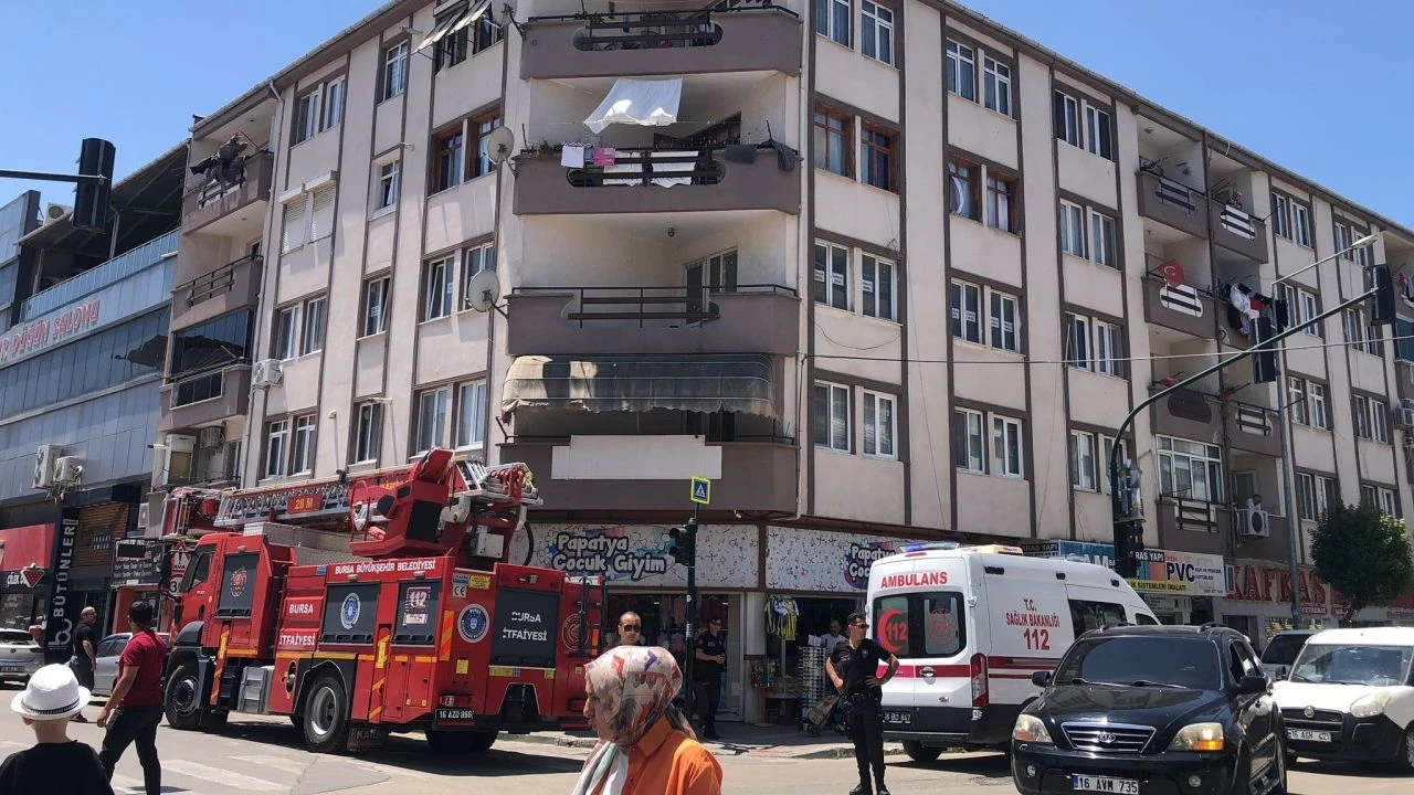 Gemlik'te balkonda harakiri dehşeti: Önce ağabeyini bıçakladı - 2. Resim