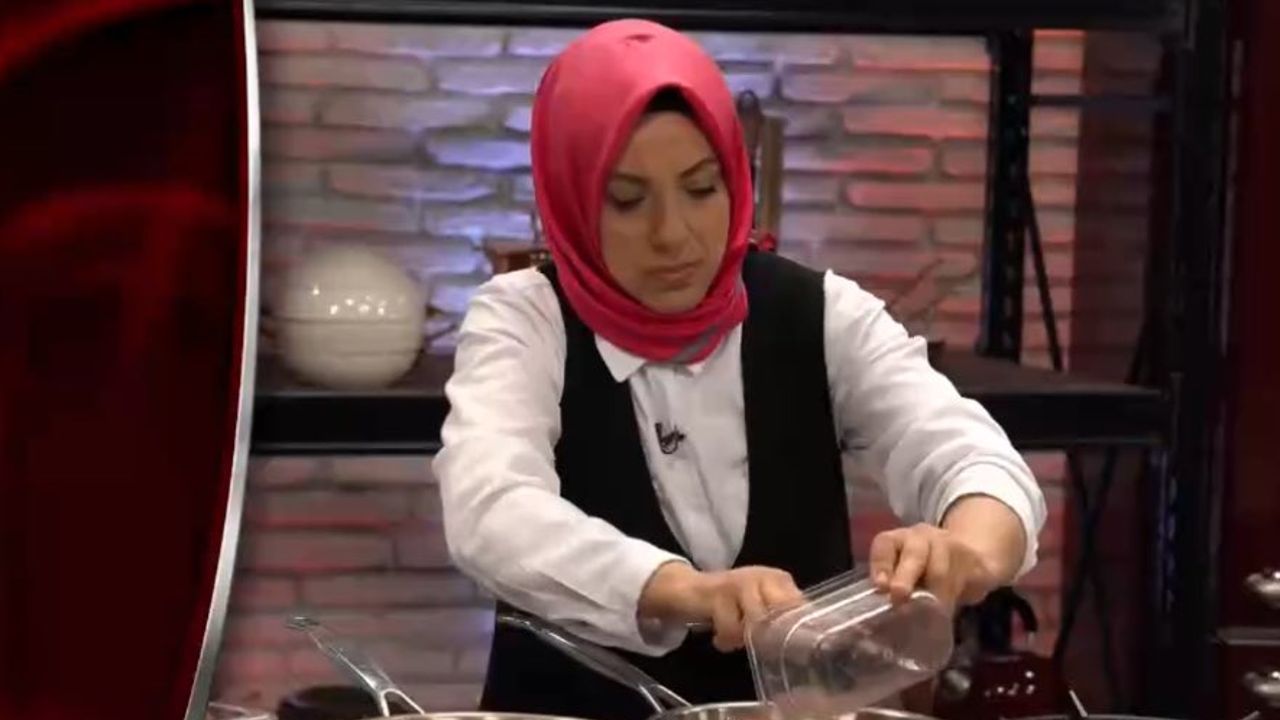 İçli köfte ile yarışan Emine Uğur, şeflerden üç evet alarak Masterchef 2. tura geçti