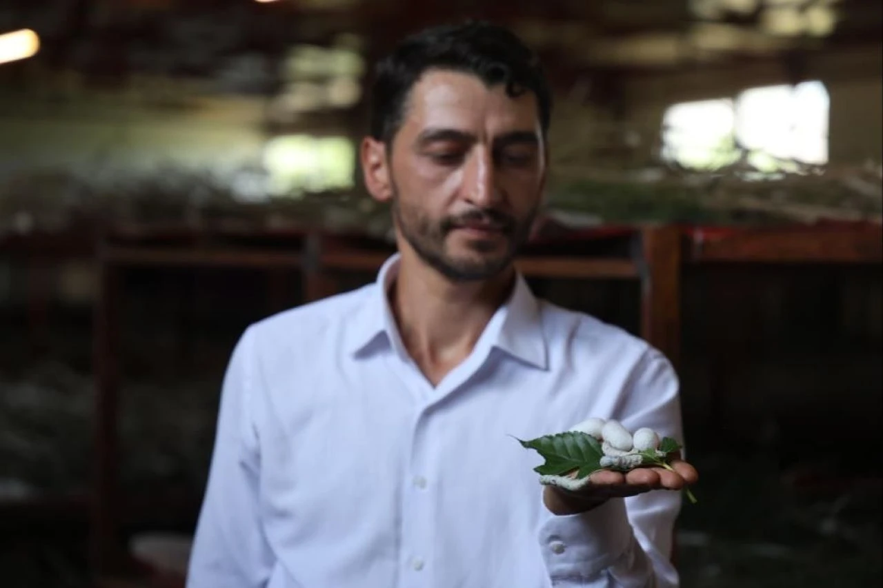 Kimsenin aklına gelmezdi! Elazığlı genç babaannesinden esinlenip ağlarını örüyor - 3. Resim