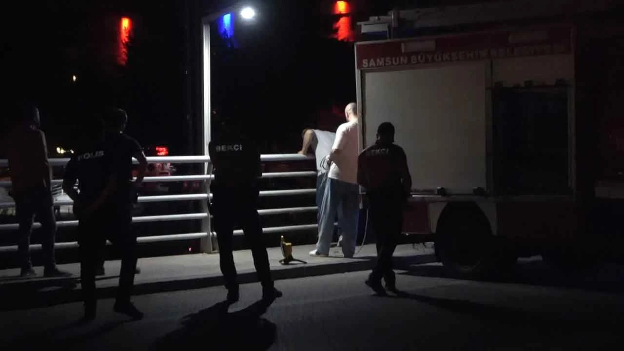 Köprüde intihar girişimi! Ekipler 1 saat ikna etmeye çalıştı - 1. Resim