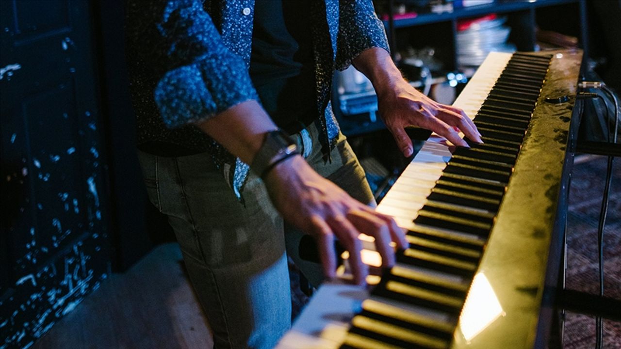 Müzik şirketleri harekete geçti! Yapay zeka ile müzik üreten Suno ve Udio’ya telif hakkı davası açıldı