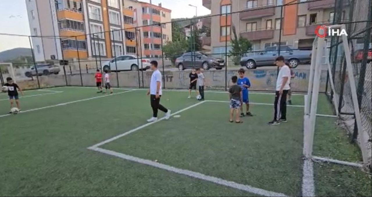 Parkta futbol oynayan çocuk bir anda kanlar içinde kaldı - 1. Resim