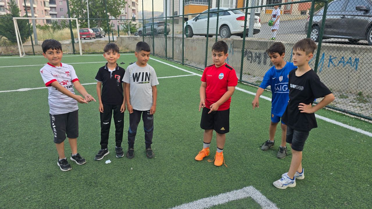 Parkta futbol oynayan çocuk bir anda kanlar içinde kaldı - 2. Resim