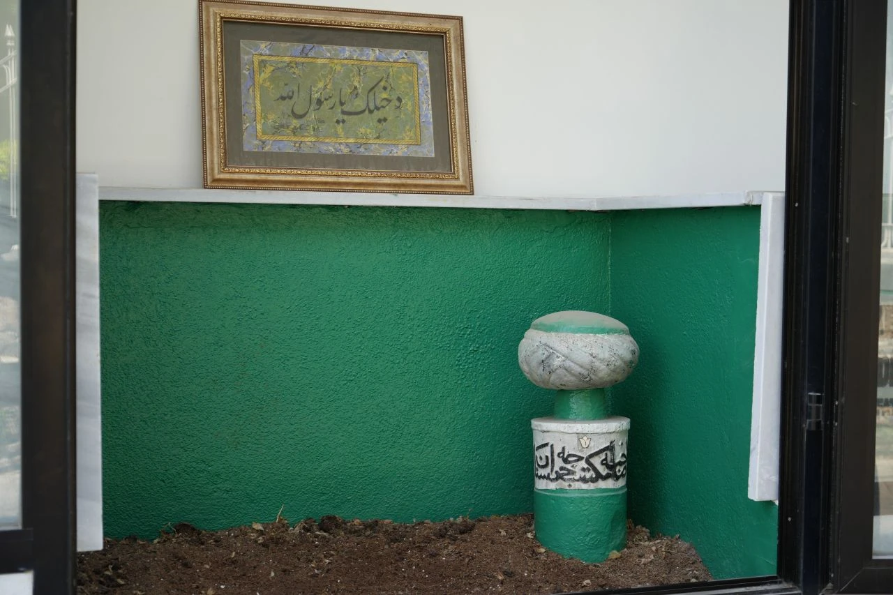 Vitrinde mezarlığı gören şaşıp kalıyor! Üzerine 4 katlı bina yapıldı: Nedenini öğrenen dua etmeden geçmiyor - 1. Resim