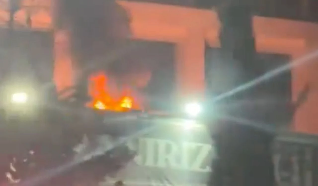 Beşiktaş TÜPRAŞ Stadyumu'nda yangın çıktı, büyümeden kontrol altına alındı - 1. Resim