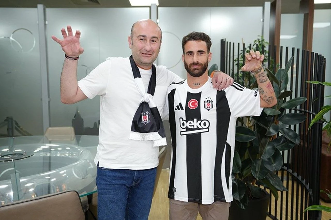 Beşiktaş'ın İstanbul'a getirdiği Portekizli futbolcu Rafa Silva, havalimanında yeni sezon formasıyla görüldü - 1. Resim