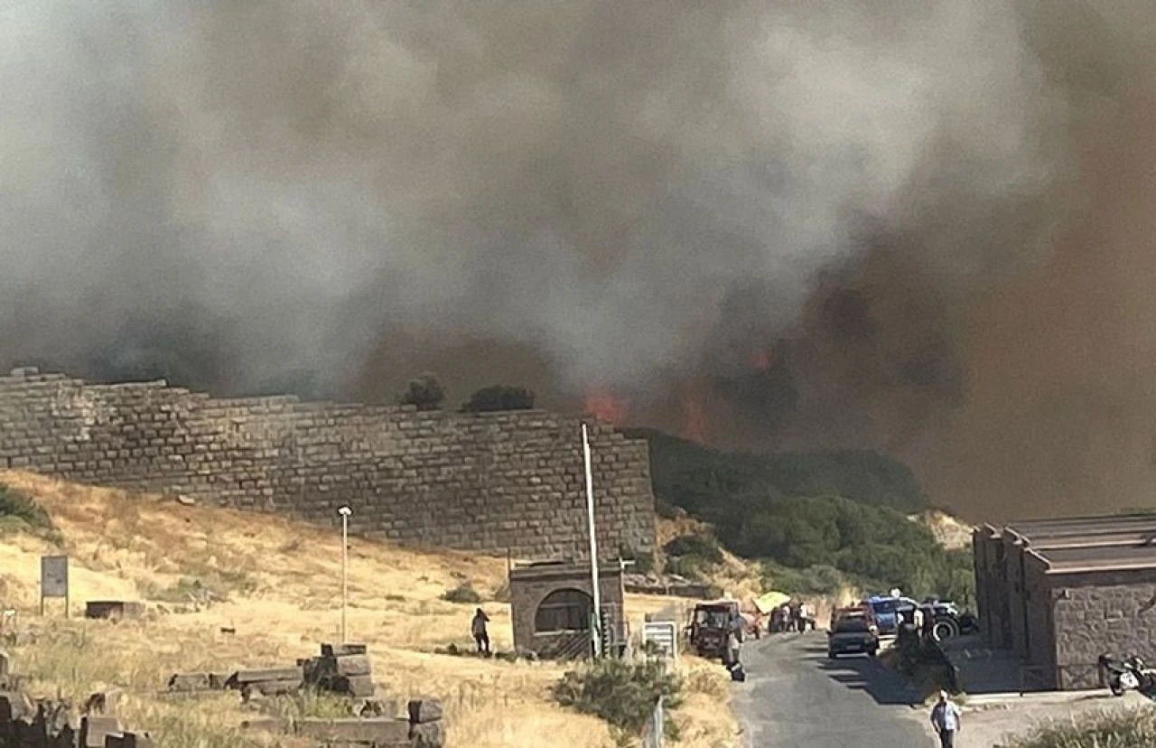 Çanakkale’de korkutan yangın: Antik kente sıçradı - 1. Resim