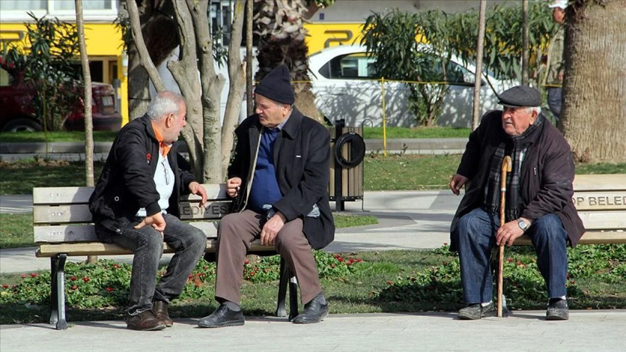 Emekliler dikkat! AYM kararını verdi: Artık bu işlerde çalışılmayacak |  TGRT Haber