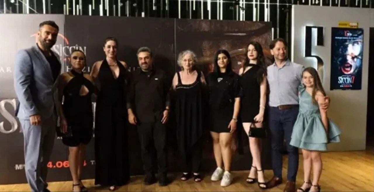 İndirim peşinde koşarken ünlü oldu! Beyza isimli TikTok fenomeni Siccin 8 filminde oynayacak... Anlaştığı fiyat dudak uçuklattı - 1. Resim