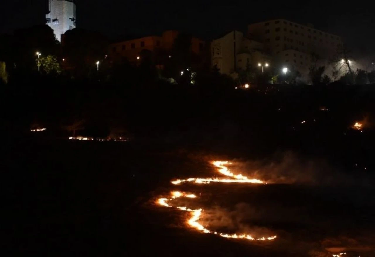 İsrail ordusuna ait askeri üstte panik: Büyük bir yangın çıktı! - 1. Resim