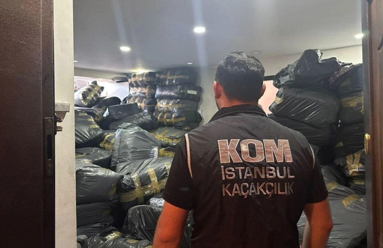 İstanbul'da piyasaya sürülmek üzere 4 büyük kulübe ait 180 bin kaçak forma ele geçirildi - 1. Resim