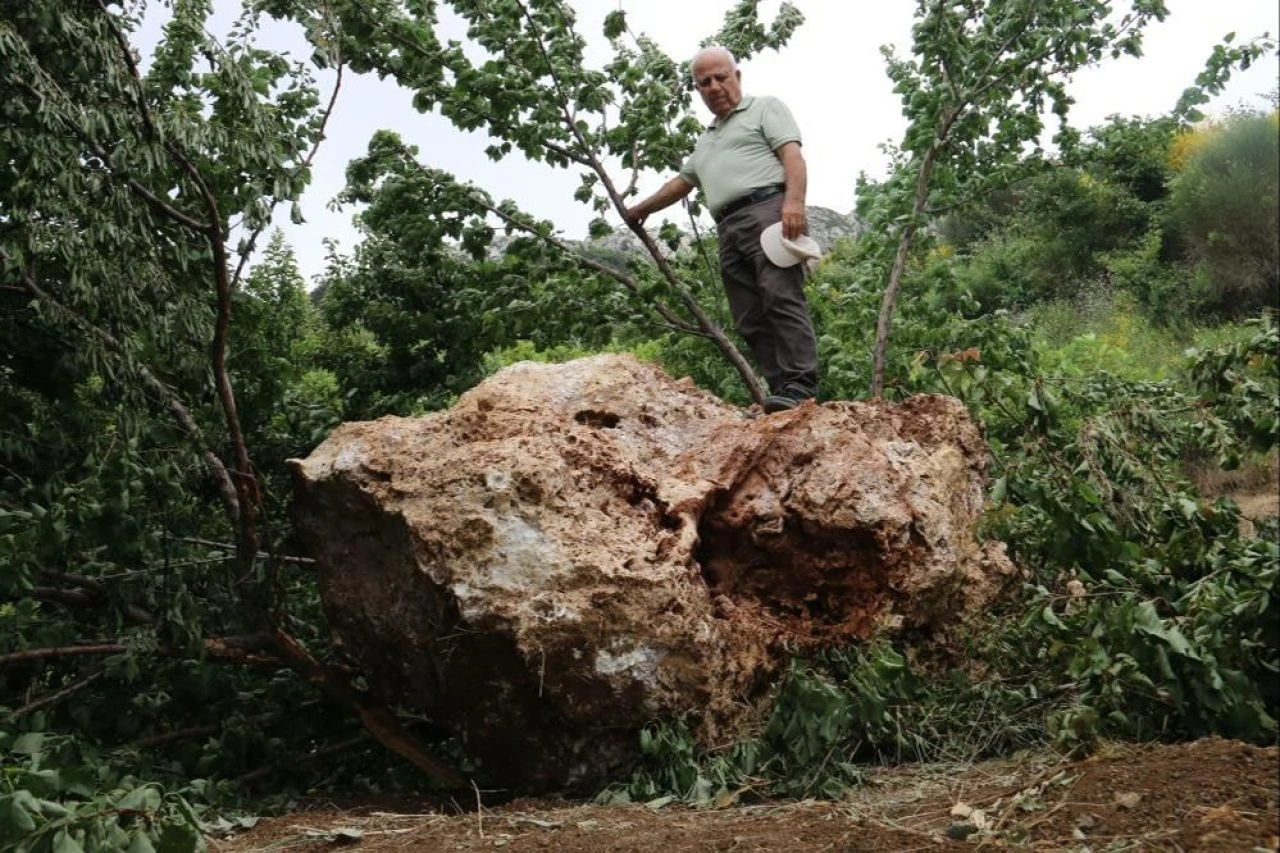 Kayısı toplarken ölümle burun buruna geldiler! Tam 10 tonluk kaya bahçeye düştü... "Gökten geldi"