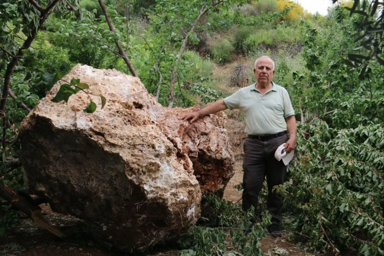 Kayısı toplarken ölümle burun buruna geldiler! Tam 10 tonluk kaya bahçeye düştü... "Gökten geldi"
