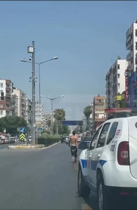 Mersin’de kendisini otomobil sanan adama polisten ilginç uyarı! 'Sen yayasın, sağa çek' - 1. Resim