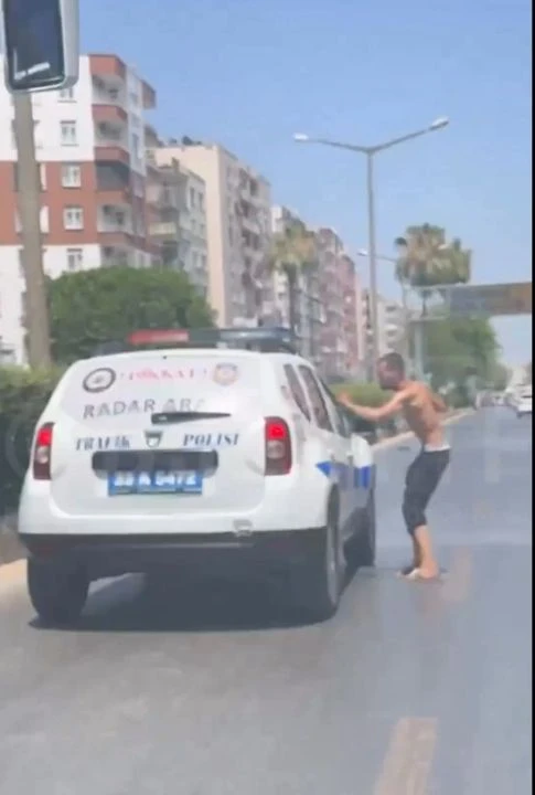 Mersin’de kendisini otomobil sanan adama polisten ilginç uyarı! 'Sen yayasın, sağa çek' - 3. Resim
